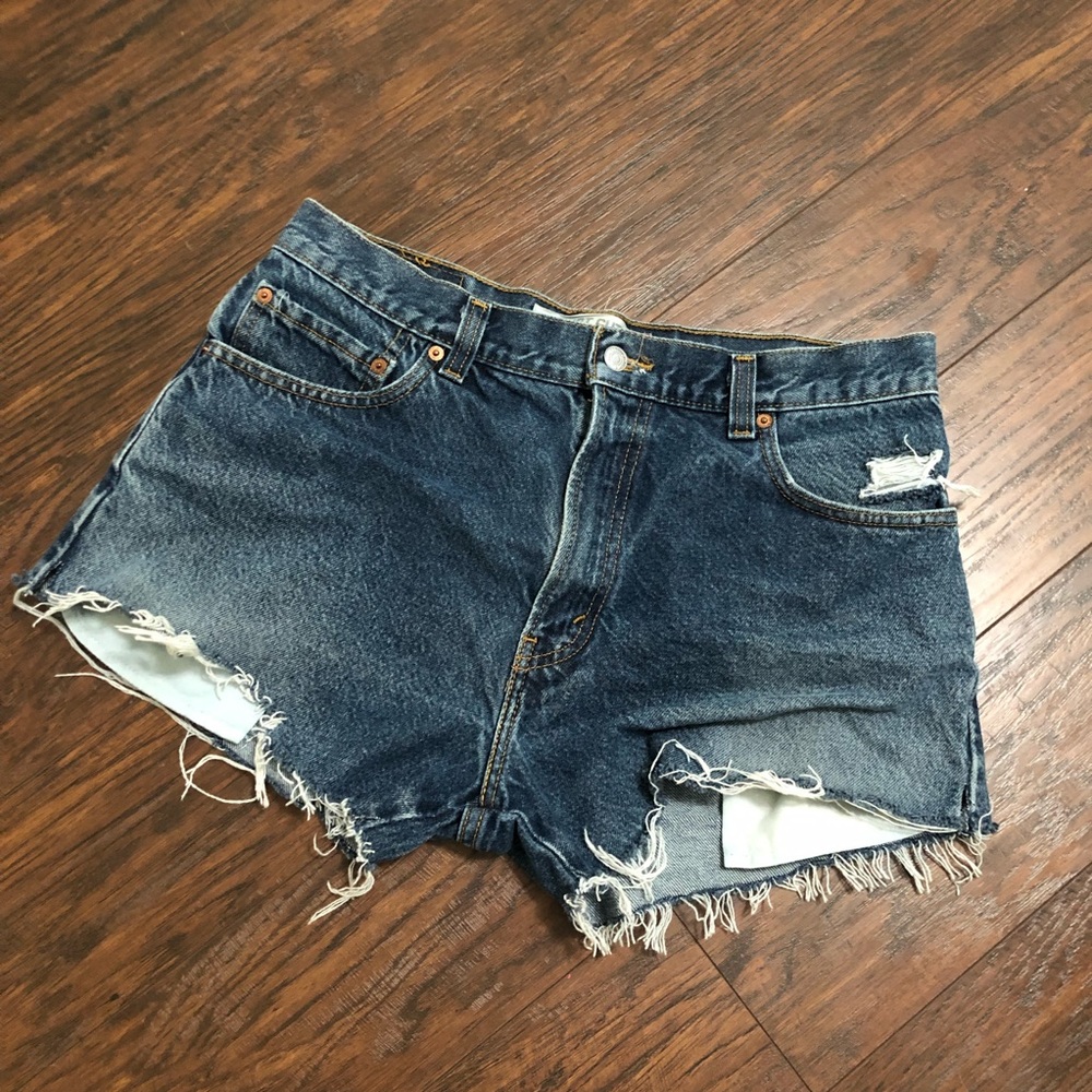 Hi rise Levi’s cutoffs
